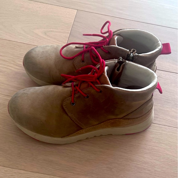 Boys UGG Canoe III Weather Sneakers size 4 in great condition! - Picture 3 of 4